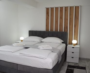Veliki bračni krevet u Premium Apartmanu
